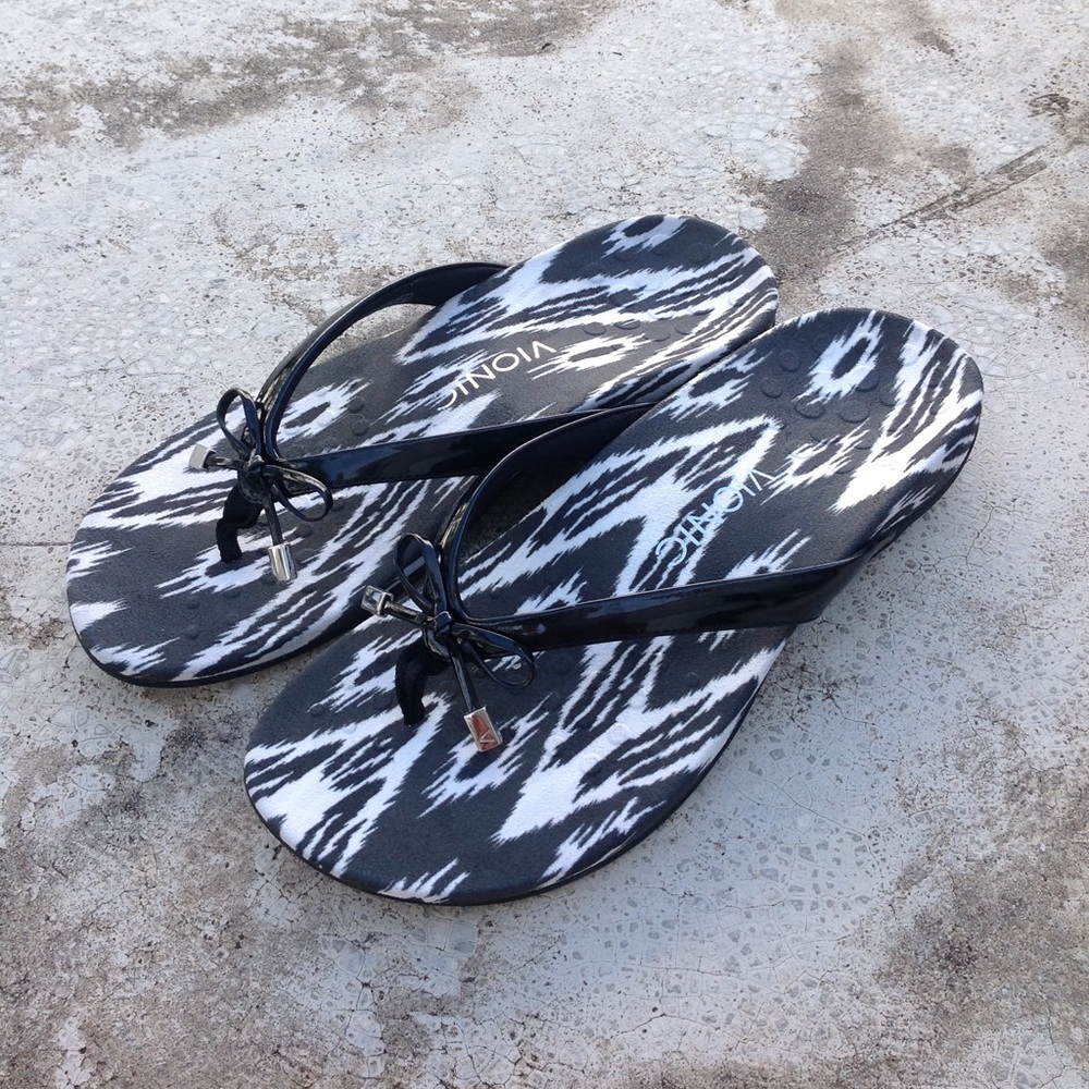 Vionic Bella || Toe Post Sandal Black / White sz.8US / 39EU